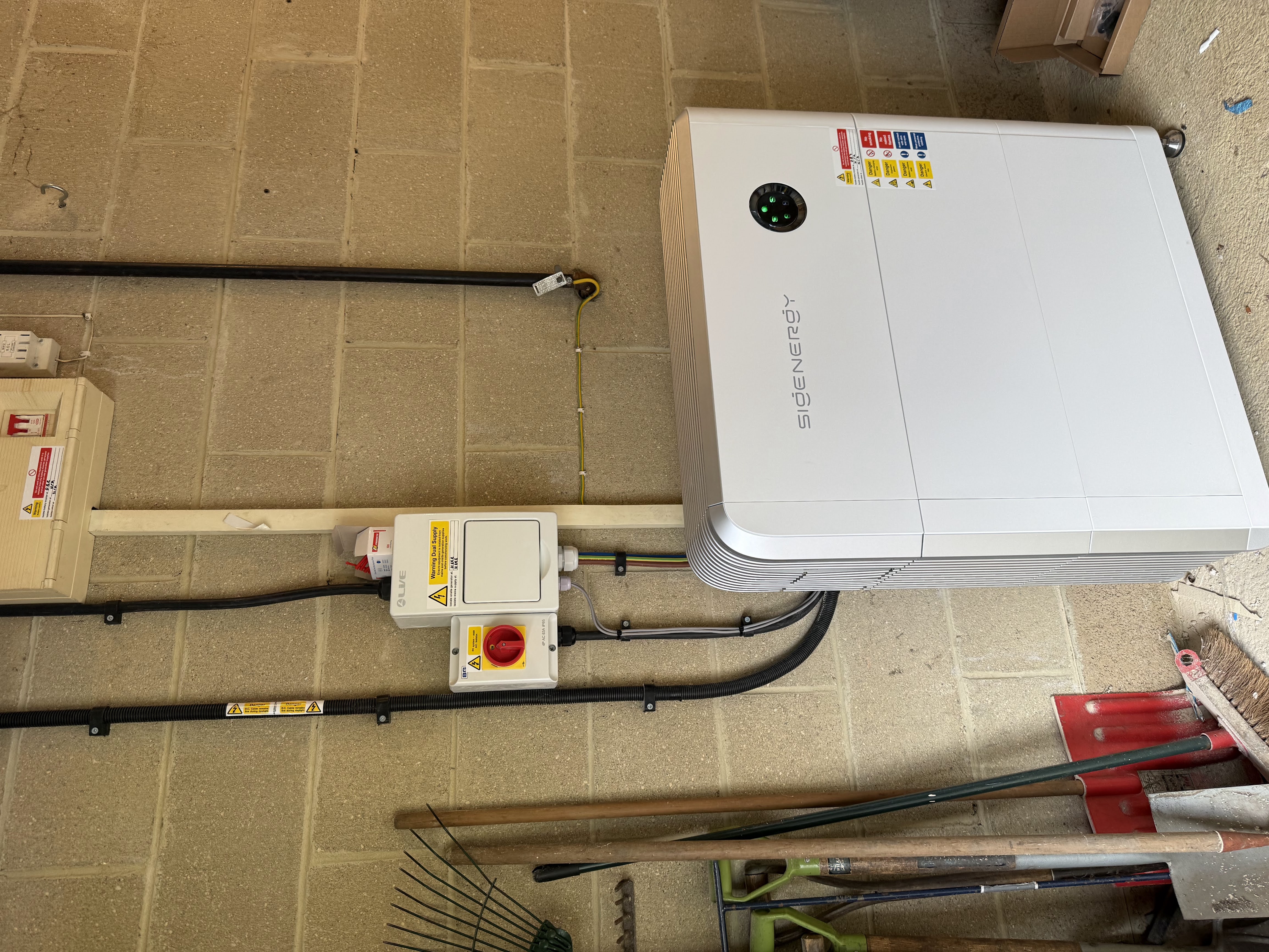 Battery storage installation